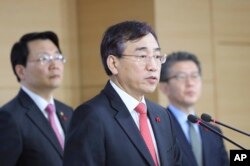 Lee Sukjoon (center) minister of the Office for Government Policy Coordination, answers a reporters' questions after announcing about sanctions on North Korea at the government complex in Seoul, South Korea, Dec. 2, 2016.