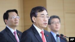 Lee Sukjoon (tengah) Menteri bidang koordinasi Kebijakan Pemerintah Korea Selatan, memberikan keterangan kepada wartawan terkait sanksi baru untuk Korea Utara di Seoul, Korea Selatan (2/12). 