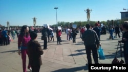 江西景德鎮訪民4月30日在天安門廣場上舉牌表訴求(六四天網) 