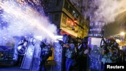 香港警察2019年8月14日在深水埗对反送中抗议者发射催泪弹。
