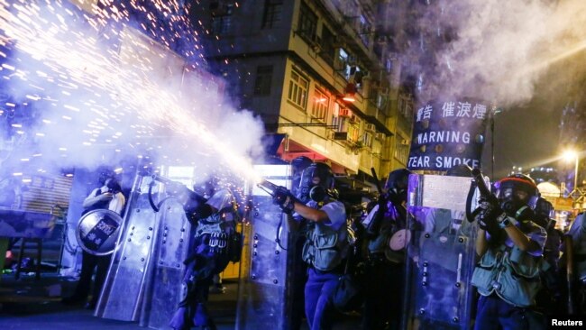 香港警察2019年8月14日在深水埗对反送中抗议者发射催泪弹。