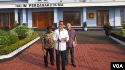Presiden Joko Widodo saat mengumumkan panitia seleksi calon komisioner KPK di Bandara Halim Perdanakusuma, Jakarta (21/5). (VOA/Andylala Waluyo)