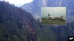 Los restos de un avión Sukhoi Superjet-100 (foto inserta) fueron encontrados en una escarpada ladera al oeste de Java, en Indonesia. No hubo sobrevivientes.