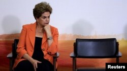 Dilma Rousseff, Presidente suspensa do Brasil, por impeachment votado a 12 de Maio pelo Senado. Na foto está no Palácio do Planalto em Brasília