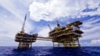 Dàn khoan của PetroVietnam trên Biển Đông, nơi đang có nhiều tranh chấp chủ quyền. Theo các học giả Mỹ, tranh chấp về khai thác dầu khí là một trong những vấn đề khó giải quyết nhất trong các xung đột trên Biển Đông.