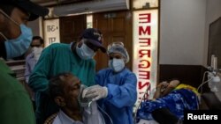 Фото: хворий на COVID-19 отримує допомогу в лікарні Нью-Делі