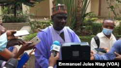 Alamine Ousmane Mey, ministre camerounais de l’Economie, explique à la presse les grandes lignes de la stratégie nationale de développement, à Yaoundé, le 18 novembre 2020.