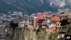 Вид на старую часть Тбилиси на берегу реки Кура. 