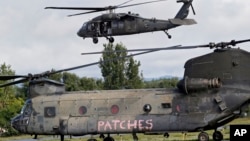 Helicóteros militares se vuelven a elevar para participar de la búsqueda y rescates en Colorado.