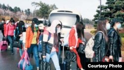 지난 2016년 4월 북한 해외식당에서 근무하던 종업원들이 한국으로 집단 망명했다며 한국 통일부가 사진을 공개했다.