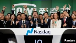 爱奇艺CEO龚宇等人在纽约华尔街为爱奇艺在纳斯达克上市鼓掌（2018年3月29日）。