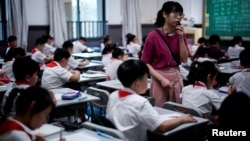 中國武漢一間小學嘅課堂情景。 （2020年9月4日）