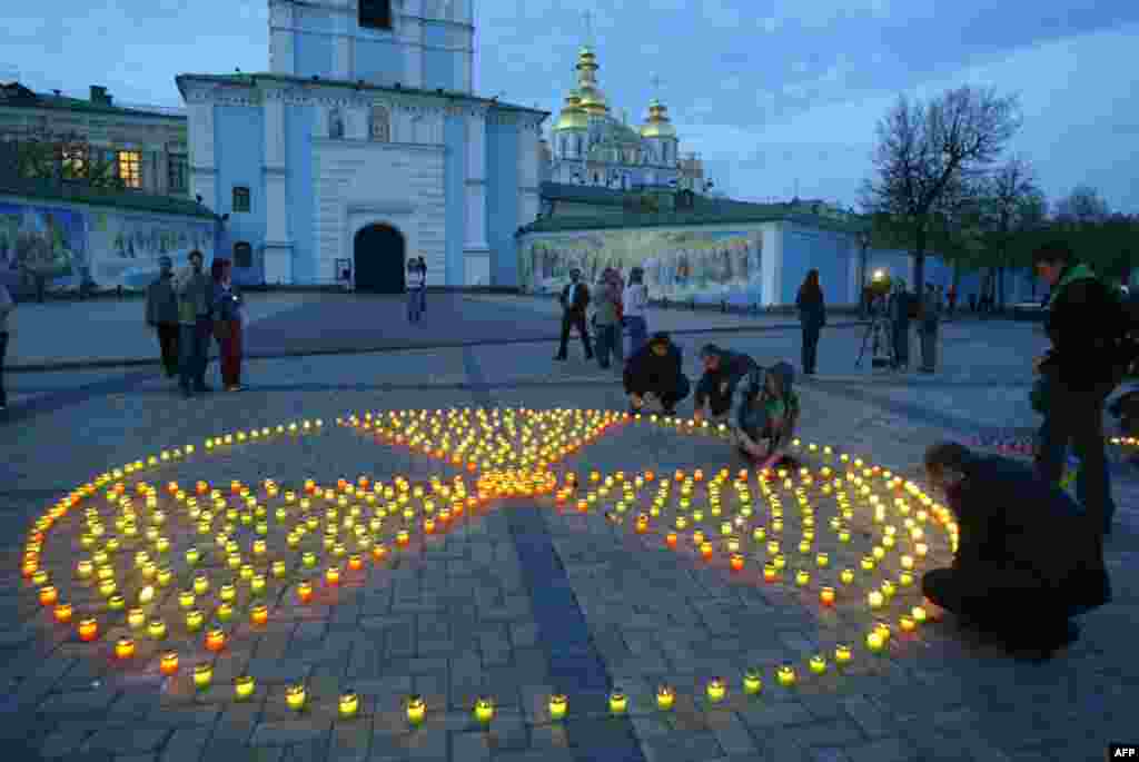 Свечи в честь жертв трагедии в Чернобыле. 26 апреля 2007 года