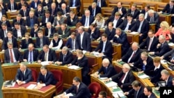 匈牙利议员们在就禁止外国移民未经匈牙利议会和当局允许而到匈牙利定居的宪法修正案投票之前（2016年11月8日）