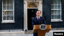 Britanski premijer Dejvid Kameron ispred rezidencije u Londonu (arhiva)