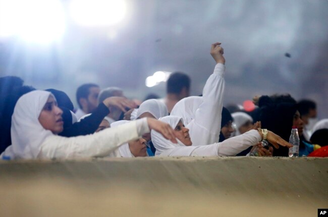 Peregrinos musulmanes lanzan piedras al demonio, en uno de los ritos de la peregrinación anual del haj, en la ciudad santa de Meca, en Arabia Saudí. 11 de agosto de 2019. Foto AP.