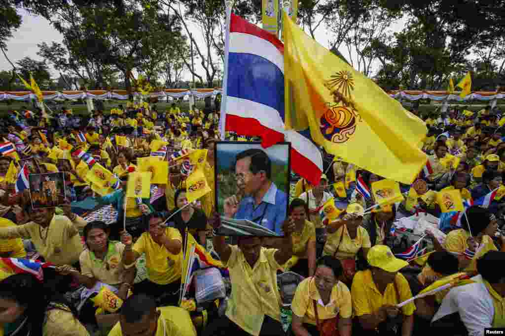 푸미폰 아둔야뎃 태국 국왕의 86회 생일을 축하하는 인파가 크라이 캉원 궁 앞에서 환호하고 있다.