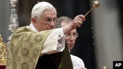 Pope Benedict XVI blesses the altar as he celebrates a mass for the opening of a crisis summit of Middle East bishops to discuss the future of embattled Christians in the region, in St. Peter's Basilica, Vatican, 10 Oct 2010.