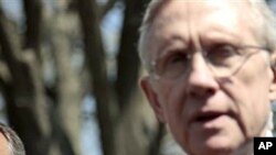 ທ່ານ Harry Reid ຜູ້ນໍາສຽງຂ້າງຫລາຍໃນສະພາສູງສະຫະລັດ ທີ່ເປັນຜູ້ນໍາພາຄະນະສະມາຊິກສະພາສູງສະຫະລັດຈຸນຶ່ງໄປຢ້ຽມຢາມ
ຈີນ.