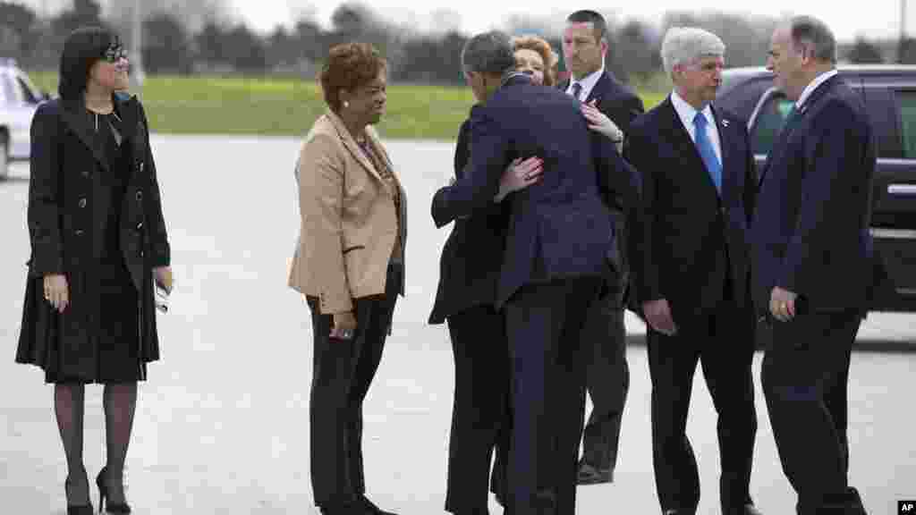 Le président Barack Obama salue les fonctionaires fédéraux après son arrivée à bord d'Air Force One à l'aéroport international Bishop de Flint, au Michigan, Le 4 mai 2016.