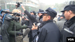 北京警方12月14日一早在法院入口附近拉起警戒線，阻止要求旁聽浦志強案庭審的西方外交官和中國公民接近法庭。 （美國之音葉兵拍攝）