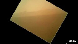“好奇號”在火星隕石坑底向地球發回第一張彩色照片