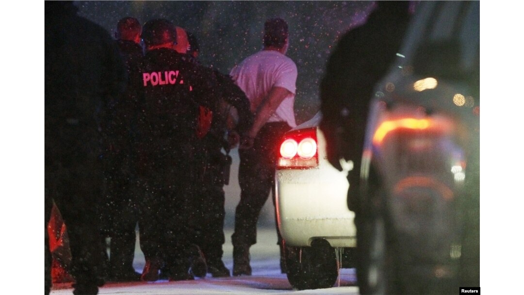 Polisi menangkap pria yang diduga menembak mati setidaknya tiga orang dalam aksi penembakan di klinik Planned Parenthood di Colorado Springs, Colorado, 27 November 2015.