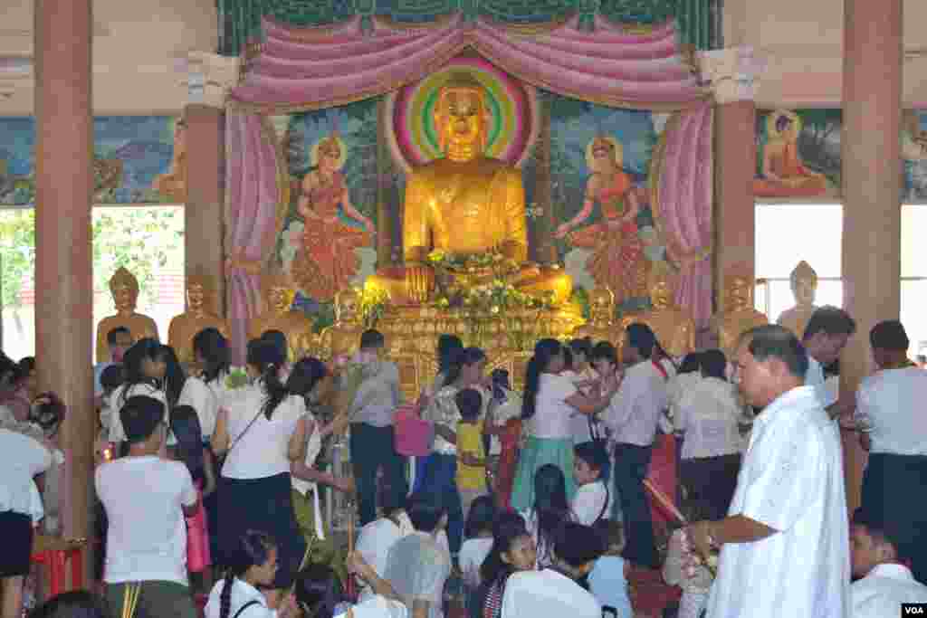 ពុទ្ធសាសនិកនៅថ្ងៃបុណ្យភ្ជុំបិណ្ឌ ក្នុងវត្តមួយនៅជាយក្រុងភ្នំពេញ កាលពីថ្ងៃអង្គារ ទី០៩ ខែតុលា ឆ្នាំ២០១៨។ (ណឹម សុភ័ក្រ្តបញ្ញា/VOA)