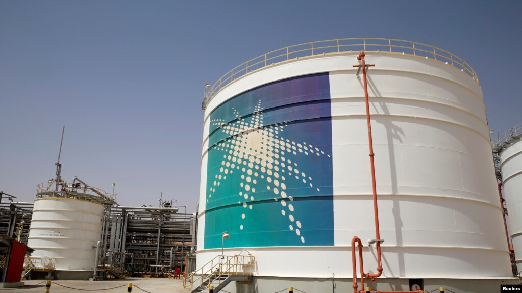 Tangki minyak Aramco terlihat di fasilitas produksi di ladang minyak Shaybah Saudi Aramco di Empty Quarter, Arab Saudi, 22 Mei 2018. (Foto: Reuters)