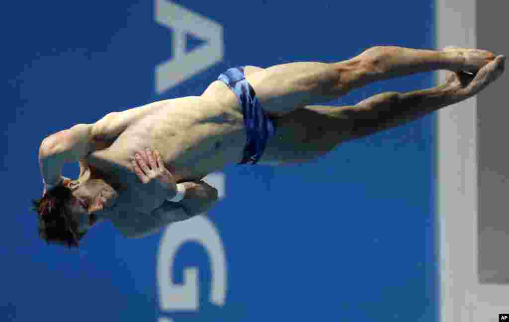 مایک هیکسون ورزشکار آمریکایی در حال شیرجه از بلندی سه متری در فینال مسابقات جهانی شنا و شیرجه در کره جنوبی.&nbsp;