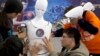在北京舉行的世界機器人大會上，中國學生展示機器人。