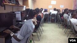 Khoảng 52 nhân viên làm việc mỗi ca tại trung tâm kêu cứu khẩn cấp 117, ở Freetown, Sierra Leone, 30/10/14