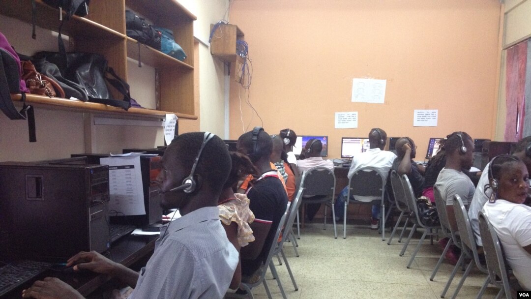 The 117 call center staffs about 52 employes per shift, Freetown, Sierra Leone, Oct, 30, 2014. (Nina deVries / VOA)