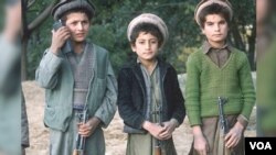 ARCHIVO - Niños soldados en Afganistán. [Foto: VOA / Arif Osmanzoi]