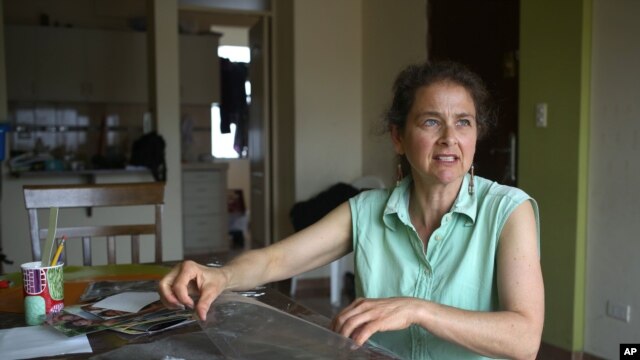 La activista estadounidense Lori Berenson organiza fotos de la familia en su casa en Lima, Perú, el 27 de noviembre de 2015, antes de viajar a Nueva York.

