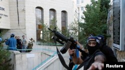 Polícia israelita à porta da Sinagoga que foi atacada esta manhã. Nov. 18, 2014. 