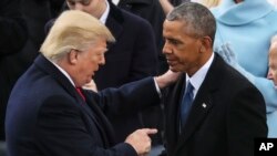 Presiden AS Donald Trump berbicara kepada mantan Presiden AS Barack Obama pada upacara inaugurasi 20 Januari lalu (foto: ilustrasi). Trump minggu lalu menuduh Obama memerintahkan penyadapan telepon di kantornya di Trump Tower, New York.