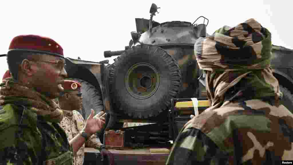 Un général de l&#39;armée tchadienne inspecte un véhicule blindé, qui selon l&#39;armée tchadienne, a été repris des insurgés du groupe Boko Haram pendant la bataille de Gambaru, le 26 février 2015.