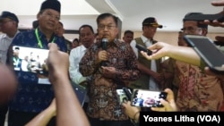 Wapres Jusuf Kalla memberikan keterangan kepada media seusai memimpin rapat koordinasi terkait rehabilitasi dan rekonstrusi pasca bencana di Kantor Gubernur Sulawesi Tengah, 7 Oktober 2019. (Foto: VOA/Yoanes Litha)