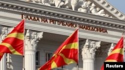 Quốc kỳ Macedonian trước tòa nhà chính phủ ở Skopje, Macedonia, 12/6/2018. 