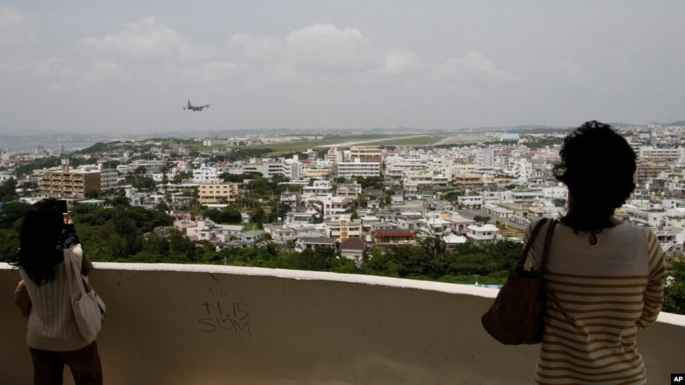 Khách tham quan nhìn về phía một căn cứ không quân của hải quân Mỹ ở Ginowan trên đảo Okinawa, Nhật Bản, 3/5/2010. 