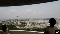 游客俯瞰日本冲绳美国海军陆战队普天间航空基地。（资料照片）