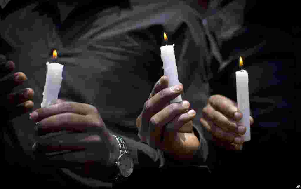 Kenyan students hold candles as they march in memory of the victims of the Garissa college attack and to protest what they say is a lack of security, in downtown Nairobi, April 7, 2015.