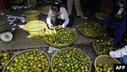 Người làm công ăn lương Việt Nam 'chịu tác động lớn trong tình hình kinh tế bất ổn năm 2010'.