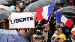 프랑스 파리 시민들이 백신 패스 도입 반대 시위를 벌이고 있다. (자료 사진)