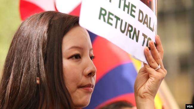 藏人示威者呼吁中国政府允许达赖喇嘛返回西藏。(美国之音章真拍摄)