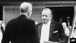Hình chụp ngày 10 tháng 12, 1962. John Steinbeck (phải), tại lễ nhận giải Nobel Văn Chương từ Quốc Vương Gustav, Stockholm, Thụy Điển. (AP)