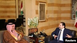 Perdana Menteri Lebanon, Saad al-Hariri, kanan, saat bertemu dengan Menteri Arab Saudi Urusan Teluk, Thamer al-Sabhan di Beirut, 6 Februari 2017.