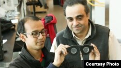 کارلوس مسترنجلو، پروفسور مهندسی برق و کامپیوتر در دانشگاه یوتا (راست) و نظم الحسن، دانشجوی دکترا - خالقان "عینک‌های هوشمند"