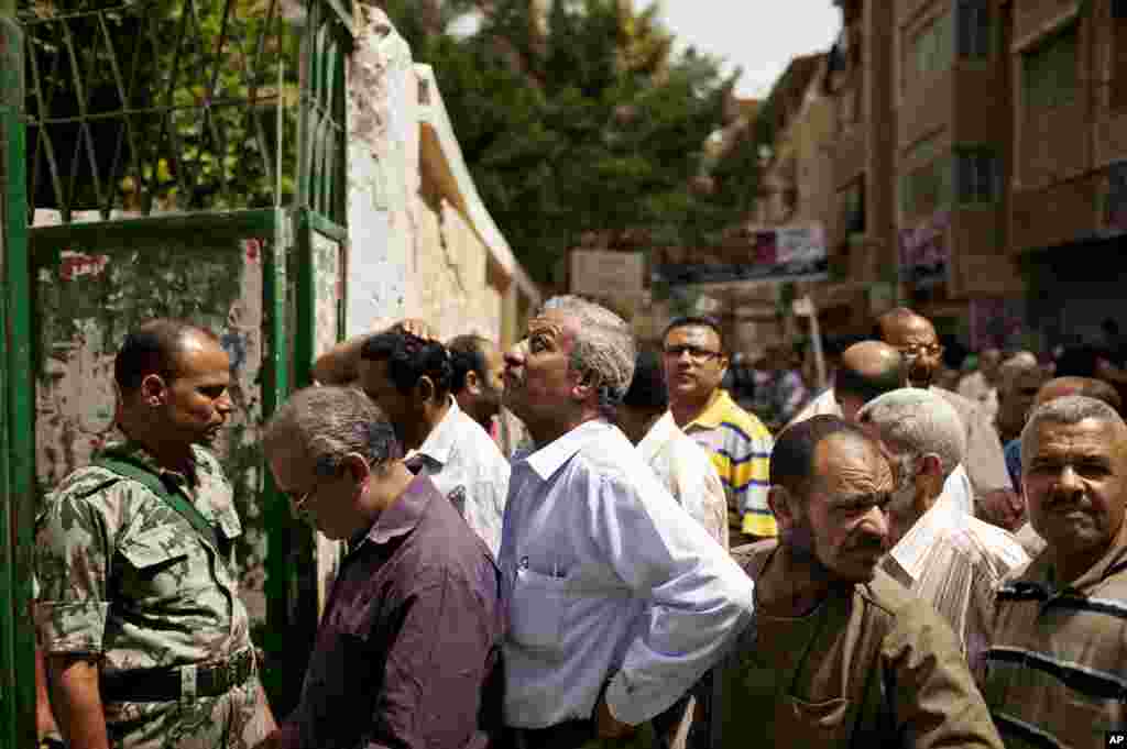 Egyptian voters line up to cast ballots in a southern suburb of Cairo, Egypt, May 23, 2012.